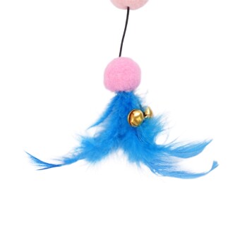 Jouet pour chat avec pompon rose et plume bleue, deux petites clochettes dorées attachées, suspendu par un cordon noir.