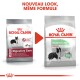 Deux sacs de nourriture pour chiens Royal Canin Digestive Care pour chiens de taille moyenne, présentant un nouveau design et un texte sur l'amélioration de la qualité des selles.