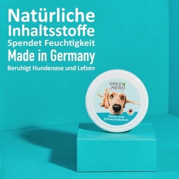 Runder "GREEN HERO" Hundebalsam-Behälter mit einem Hundegesicht-Label, das natürliche Zutaten und Feuchtigkeitsvorteile zeigt, hergestellt in Deutschland.