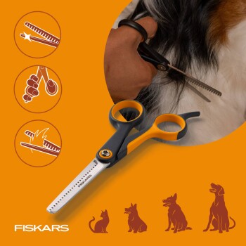 Fiskars orange‑schwarze Haustier‑Effilierschere, abgebildet mit Hand, die Hundefell trimmt, Gebrauchssymbole und FISKARS‑Logo
