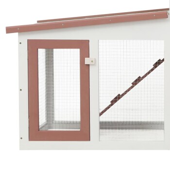 Nahaufnahme einer Haustierhaustür mit einem gittermusterfenster, mit einem rötlich-braunen Rahmen und weißen Akzenten.