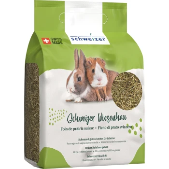 Un sac de foin Schweizer Wiesenheu pour petits animaux, présentant trois lapins sur le devant, avec un texte soulignant la qualité suisse et la haute teneur en fibres.