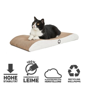 Eine schwarz-weiße Katze entspannt sich auf einem beigen Kratzpad mit Symbolen für Stabilität, ungiftigen Kleber, Umweltfreundlichkeit und Recyclingfähigkeit.