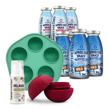 Sechs SmoothieDog 'Après Ski Snack (Wild)'-Flaschen, grüne 6-Fach-Silikonform, rote Silikon-Leckerballhälften und eine Relaxio-Flasche.