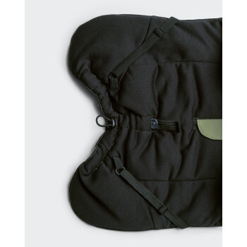 Schwarze, wattierte Autositzabdeckung für Haustiere mit verstellbaren Gurten, D-Ring und olivgrüner Besatztasche, flach auf hellem Hintergrund