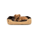 Ein kleiner, flauschiger Hund liegt bequem auf einem plüschigen, rechteckigen Hundebett mit braunem Innenraum und beigem Außenbereich.
