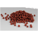 Ein Haufen kleiner, roter Hundefutterpellets, die auf einer weißen Oberfläche verstreut sind und ihre strukturierte, würfelförmige Form zeigen.