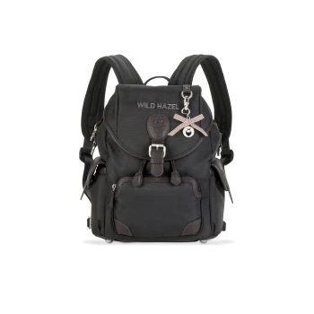 Schwarzer Haustiertrage-Rucksack mit verstellbaren Riemen, mit dem Text "WILD HAZEL" und einem dekorativen Schleifenanhänger.