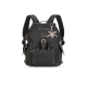 Schwarzer Haustiertrage-Rucksack mit verstellbaren Riemen, mit dem Text "WILD HAZEL" und einem dekorativen Schleifenanhänger.