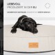 Ein schwarzer Hund ruht auf einem plüschigen Bett mit der Aufschrift "Freudentier," mit Text darüber in Deutsch über hochwertige Materialien und EU-Produktion.