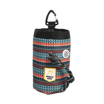 Eine bunte Hundeleckerlitasche mit geometrischem Muster, mit einem schwarzen oberen Teil, einem Clip zur Befestigung und einem "WOOLLY WOLF"-Logo.