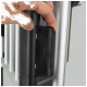 Eine Hand, die einen schwarzen Riegel an einem Haustierzaun anpasst, zeigt den Metallrahmen und die vertikalen Stangen des Zauns.