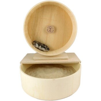 Ein kleiner Hamster läuft auf einem Holz-Laufrad, mit einem sandigen Substrat in einer kreisförmigen Basis darunter. Das Rad trägt ein 'Getzoo'-Logo.