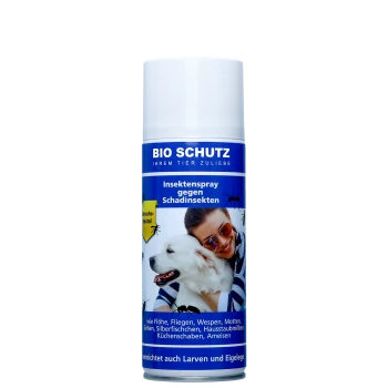 Blau-weiße Aerosoldose mit der Aufschrift BIO SCHUTZ und „Insektenspray gegen Schadinsekten“, mit Abbildung eines gehaltenen weißen Hundes.