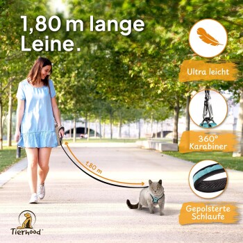 Eine Frau führt eine Katze an einer 1,80 m langen Leine in einem Park. Text-Highlights: "1,80 m lange Leine," "Ultra leicht," "360° Karabiner," "Gepolsterte Schlaufe."