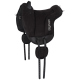 Schwarze Reitsattelunterlage mit dem Wort 'EQUINATE' in Weiß gestickt, mit verstellbaren Riemen und strukturiertem Unterboden.