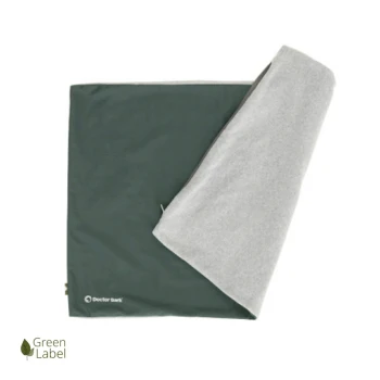 Eine grün-graue Haustierdecke von Doctor Bark, mit einer weichen, plüschigen Seite und einer glatten Außenseite, gekennzeichnet mit einem Green Label-Logo.