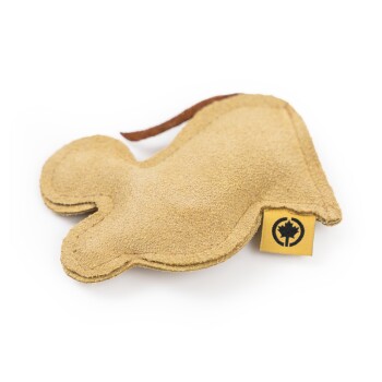 Ein tanfarbenes, wildlederähnliches Hundespielzeug in Form eines Knochens mit einem braunen Schwanz und einem gelben Etikett mit einem schwarzen Baumlogo.