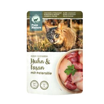 Verpakking van premium kattenvoer met kip en fazant met peterselie, met rauw vlees in een kom en een kat op de achtergrond.