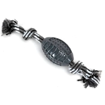 Ein strapazierfähiges Hundespielzeug mit einem strukturierten Gummifußball in Grau, der an einem schwarz-weiß gestreiften Seil mit ausgefransten Enden befestigt ist.