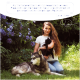 Eine Hand, die Tropfen aus einer Tropfflasche mit dem Etikett "BIOLein" in den Mund eines Hundes verabreicht, mit Dosierungsanweisungen für Hunde und Katzen auf der rechten Seite.