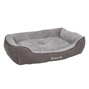 Graues rechteckiges Plüsch-Hundebett mit erhöhten Seitenwällen und Sherpa-Futter, vorne mit gesticktem 'Scruffs'-Logo.