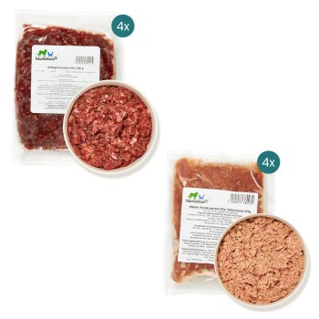 Verpackungen mit rohem Haustierfutter, gekennzeichnet mit 'Geflügelinnereien-Mix' und 'Weißler-Rinderpansen-Mix' mit Nährwertangaben, präsentiert mit Schalen voller Fleisch.