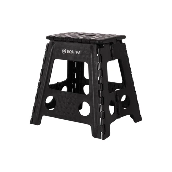 Schwarzer klappbarer Hocker mit einer strukturierten Oberfläche und Aussparungen, mit dem Logo "EQUIVA" auf der Oberseite.