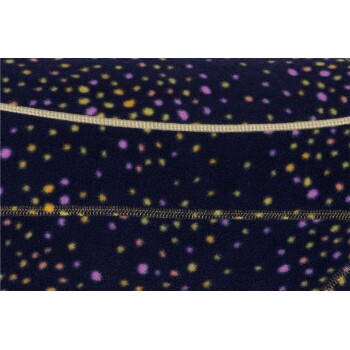 Eine Nahaufnahme einer weichen, marineblauen Fleece-Decke mit bunten Punkten in Gelb, Pink und Grün, mit sichtbaren Nähten.