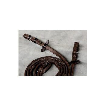 Eine braune Lederleine für Hunde, die auf einer Betonoberfläche gewickelt ist, mit einem Metallverschluss und dekorativen Nähten.