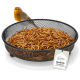 Ein kleiner Vogel mit orangefarbenem Brust steht neben einer schwarzen Netzschüssel, die mit getrockneten Mehlwürmern gefüllt ist, beschriftet mit "Qualitäts Produkt."