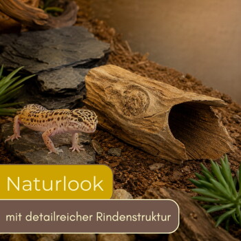 Leopardgecko neben einem hohlen Baumstamm-Versteck auf Substrat; überlagerte Beschriftungen: 'Naturlook' und 'mit detailreicher Rindenstruktur'