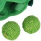 Deux balles en sisal vertes et une pochette en tissu vert avec Velcro, jouets pour animaux d'une boutique en ligne.