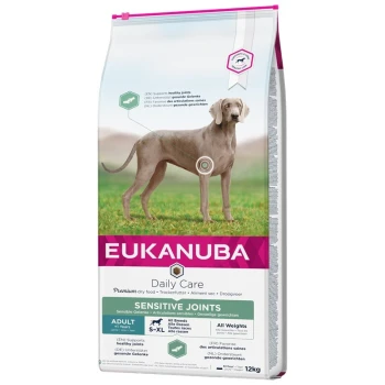 Eukanuba Daily Care Sensitive Joints Hundefuttertüte, mit einem Weimaraner, hebt die Unterstützung für gesunde Gelenke hervor, geeignet für erwachsene Hunde.