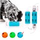 Ein schwarz-weißer Hund schnüffelt an einem blauen interaktiven Leckerli-Spielzeug, das Löcher für Leckerlis hat, mit zwei zusätzlichen Farboptionen: orange und grün.