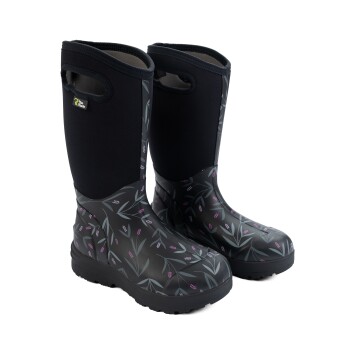Schwarze Gummistiefel mit einem floralen Muster, das grüne Blätter und lila Blumen zeigt, entworfen für den Außeneinsatz.