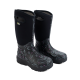 Schwarze Gummistiefel mit einem floralen Muster, das grüne Blätter und lila Blumen zeigt, entworfen für den Außeneinsatz.