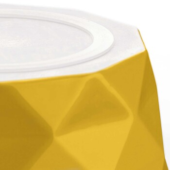 Nahaufnahme eines gelben, facettierten Tierfutterbehälters mit einem weißen Deckel, der sein modernes Design zeigt.