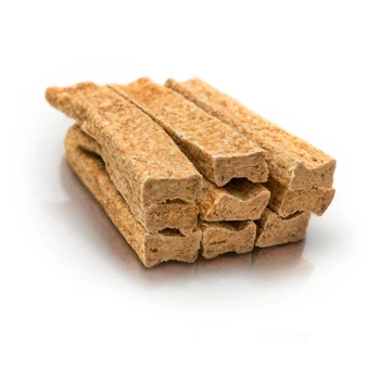Ein Stapel knuspriger, rechteckiger Haustierleckerlis in hellbrauner Farbe, ordentlich vor einem weißen Hintergrund angeordnet.