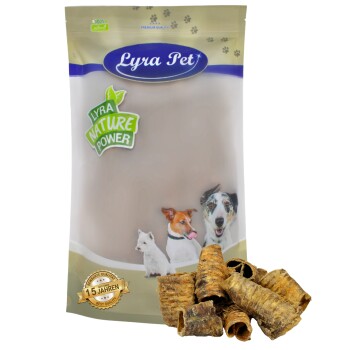 Lyra Pet Hundeleckerlipackung mit dem Text 'Lyra Nature Power' und Bildern eines Hundes und einer Katze, mit gerollten Leckerlis davor.