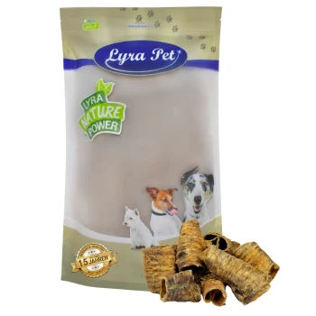 Lyra Pet Hundeleckerlipackung mit dem Text 'Lyra Nature Power' und Bildern eines Hundes und einer Katze, mit gerollten Leckerlis davor.