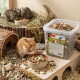 Goldhamster frisst aus einer Schale neben einer PANTO-'Nager Strukturmix'-Dose; im Hintergrund drei Kleinnager auf Heu.