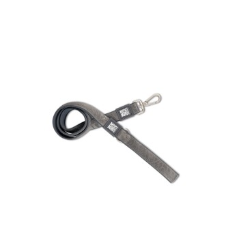 Graue Hundeleine mit Metallclip und „Moss & Mow“-Logoschildern auf weißem Hintergrund.