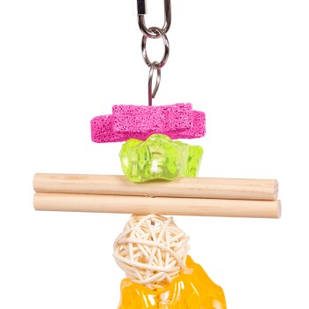 Buntes Vogelspielzeug mit pinken und grünen kaubaren Teilen, Holzstäben und einem geflochtenen Ball, entworfen für die Unterhaltung von Haustieren.