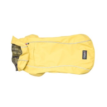 Gelber Hunderegenmantel mit kariertem Futter und reflektierenden Nähten, mit einem Logo-Patch beschriftet "CHIARA."