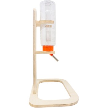 Holzhalter für Haustierwasserflasche mit einer klaren Flasche und einem orangefarbenen Deckel, mit einem Edelstahl-Auslauf für einfaches Trinken.