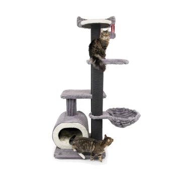 Ein grauer Katzenbaum mit einer Höhle, einer Hängematte und Plattformen; eine flauschige Katze sitzt oben, während eine getigerte Katze die Basis erkundet.