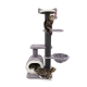 Ein grauer Katzenbaum mit einer Höhle, einer Hängematte und Plattformen; eine flauschige Katze sitzt oben, während eine getigerte Katze die Basis erkundet.