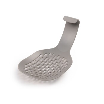 Grauer Kunststoff-Haustierfutterlöffel mit einem perforierten Design und einem Aufhängehaken zur einfachen Aufbewahrung.