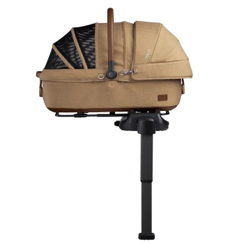 Eine stilvolle Haustiertrage aus einem hellbraunen Stoff mit einem Holzgriff, mit einem Netzpaneel zur Belüftung und einem stabilen schwarzen Ständer.